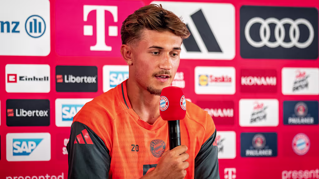 FC Bayern Munich Tom Bischof Siap Terbang temp